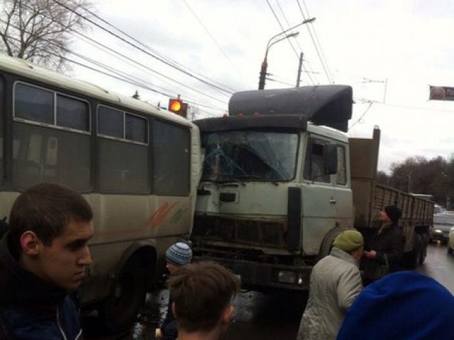 КамАЗ протаранил маршрутку на проспекте Гагарина