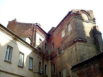 старый кирпичный дом