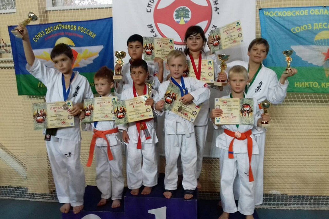 Пять золотых медалей завоевали нижегородские каратисты в Дубне и Иванове