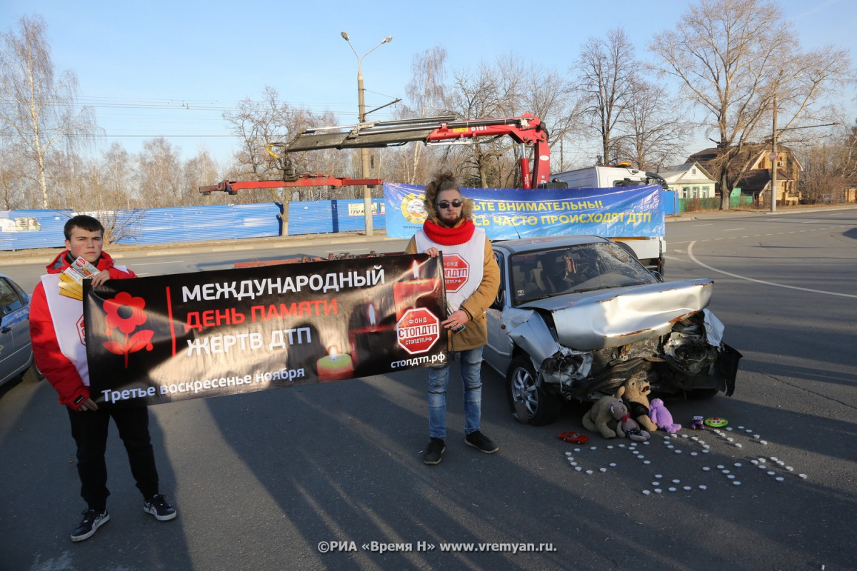 «Мобильные мемориалы» в виде разбитых авто появились в Нижнем Новгороде