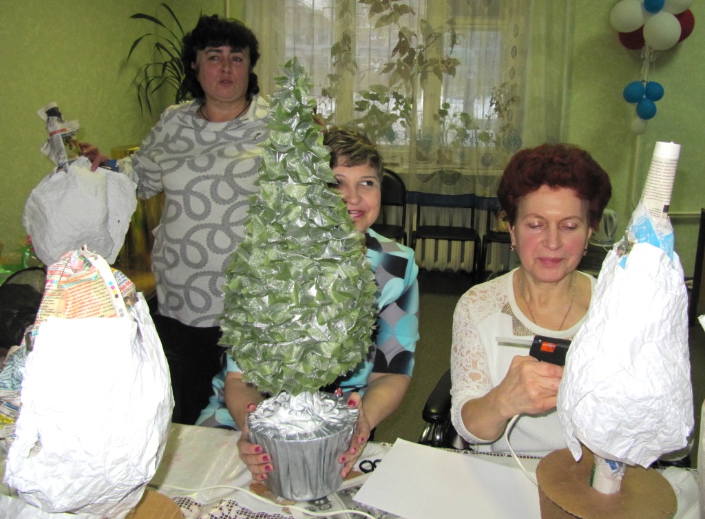Нижегородских инвалидов научили изготавливать топиарий «Елочка»