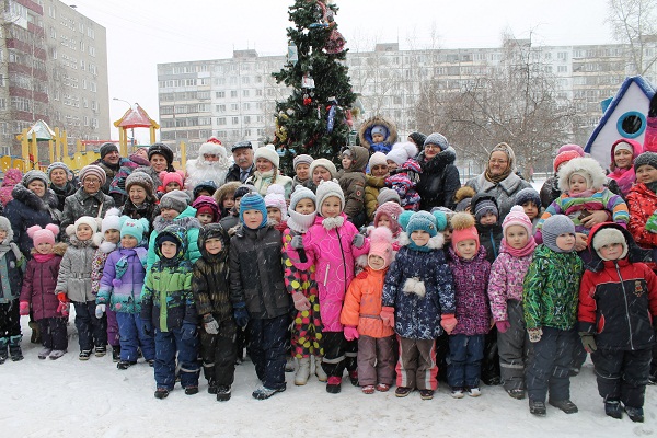 Более двух тысяч жителей Ленинского района приняли участие в «Зимних забавах у новогодней елки»