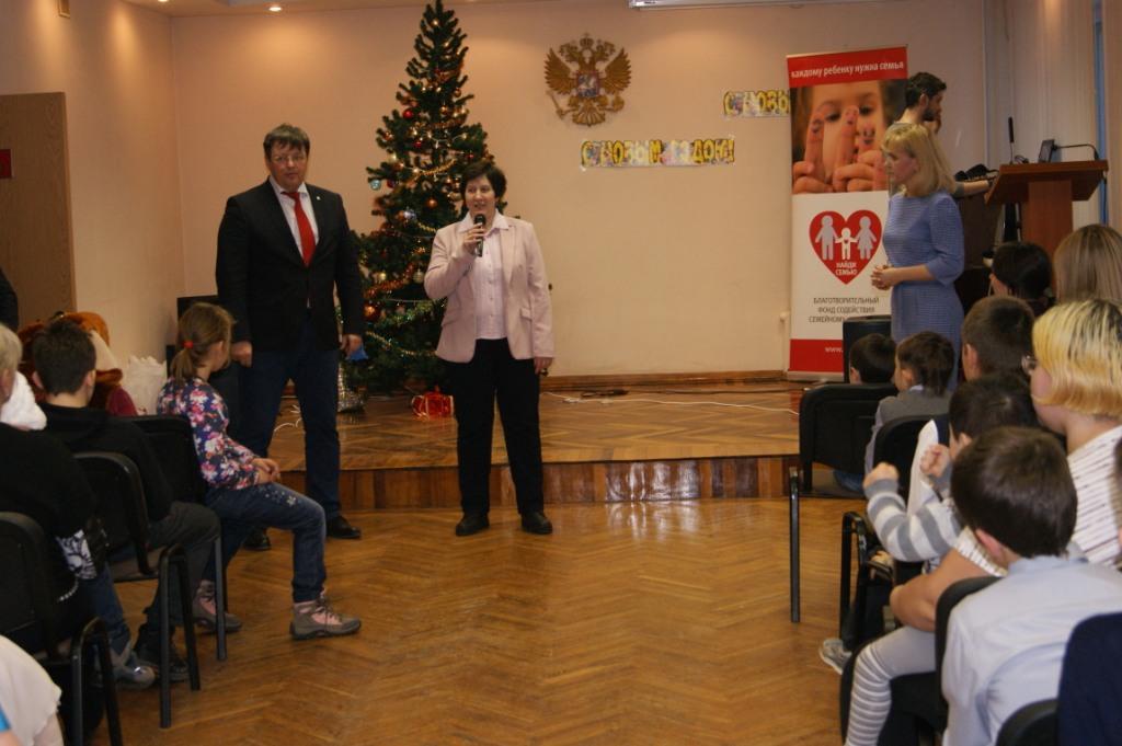 Около 100 детей пришли на елку в администрацию Советского района