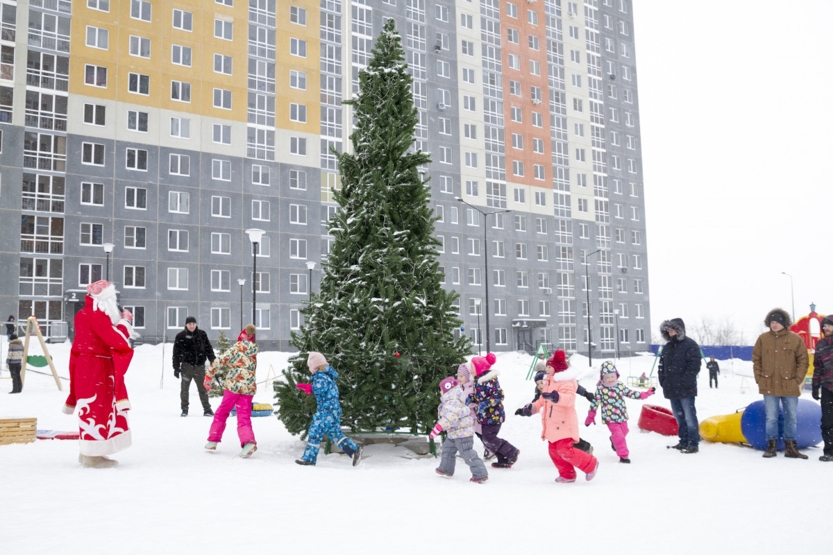 Дед Мороз и Снегурочка пришли в гости к жителям ЖК «КМ Анкудиновский Парк»