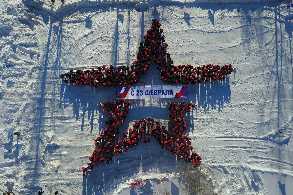 Нижегородцы выстроились в фигуру огромной звезды в День защитника Отечества
