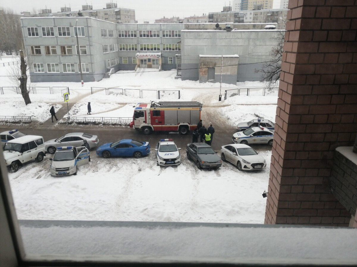 Возле школы на улице Тонкинской находятся машины служб быстрого реагирования и ДПС