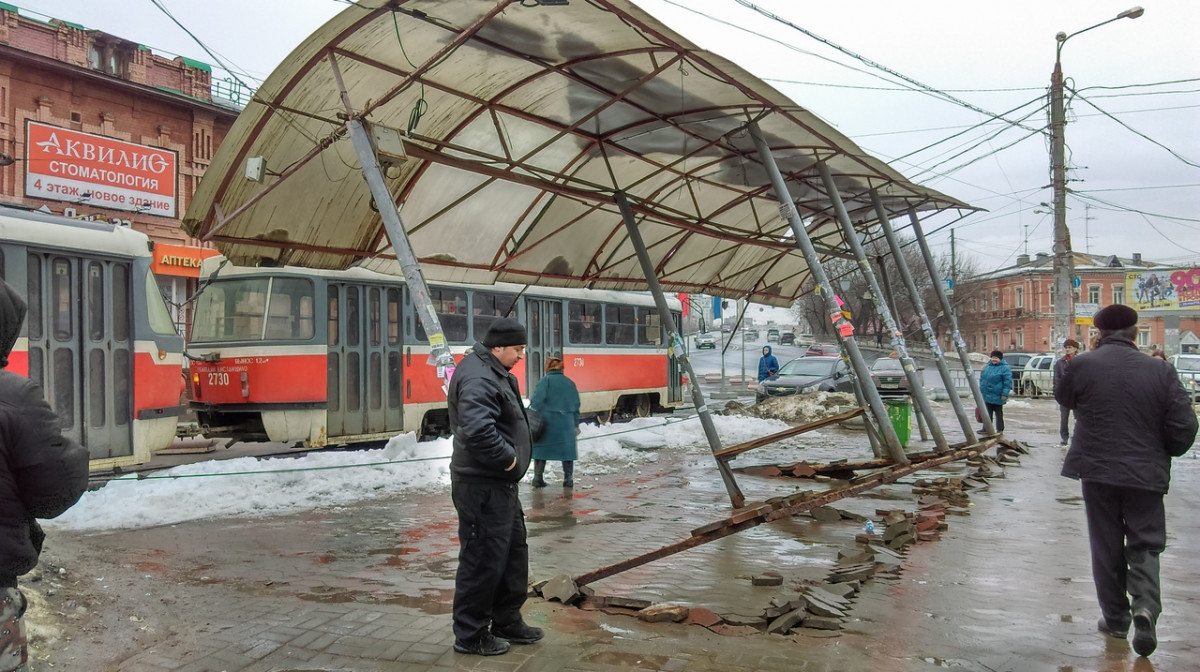 Остановка упала у ТЦ «Шайба» в Нижнем Новгороде