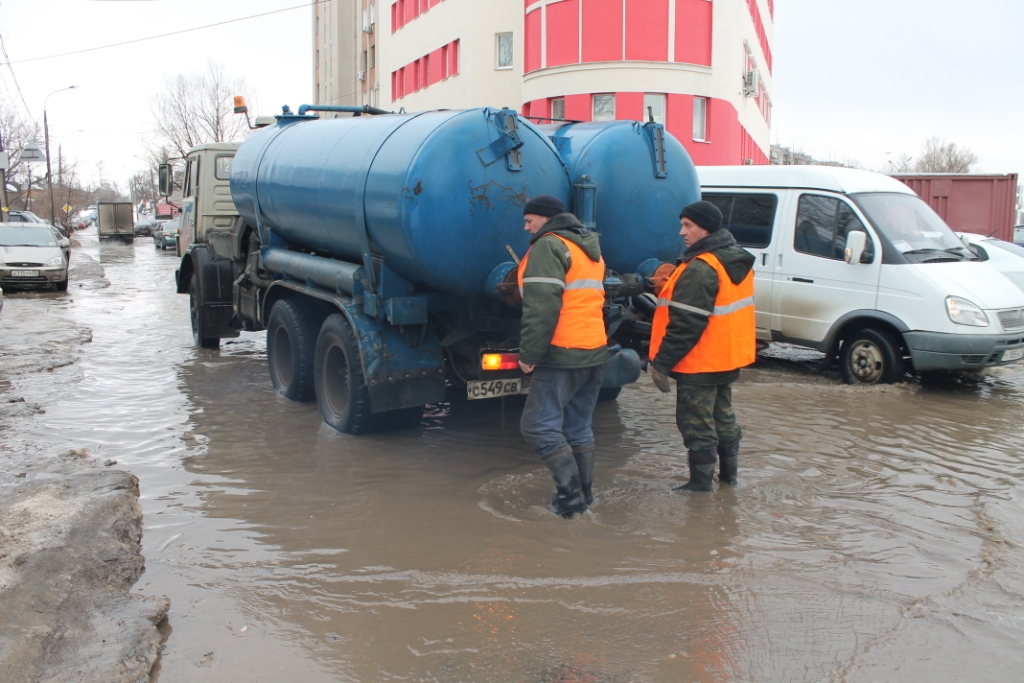 Более 700 кубометров талой воды откачано в заречной части Нижнего Новгорода