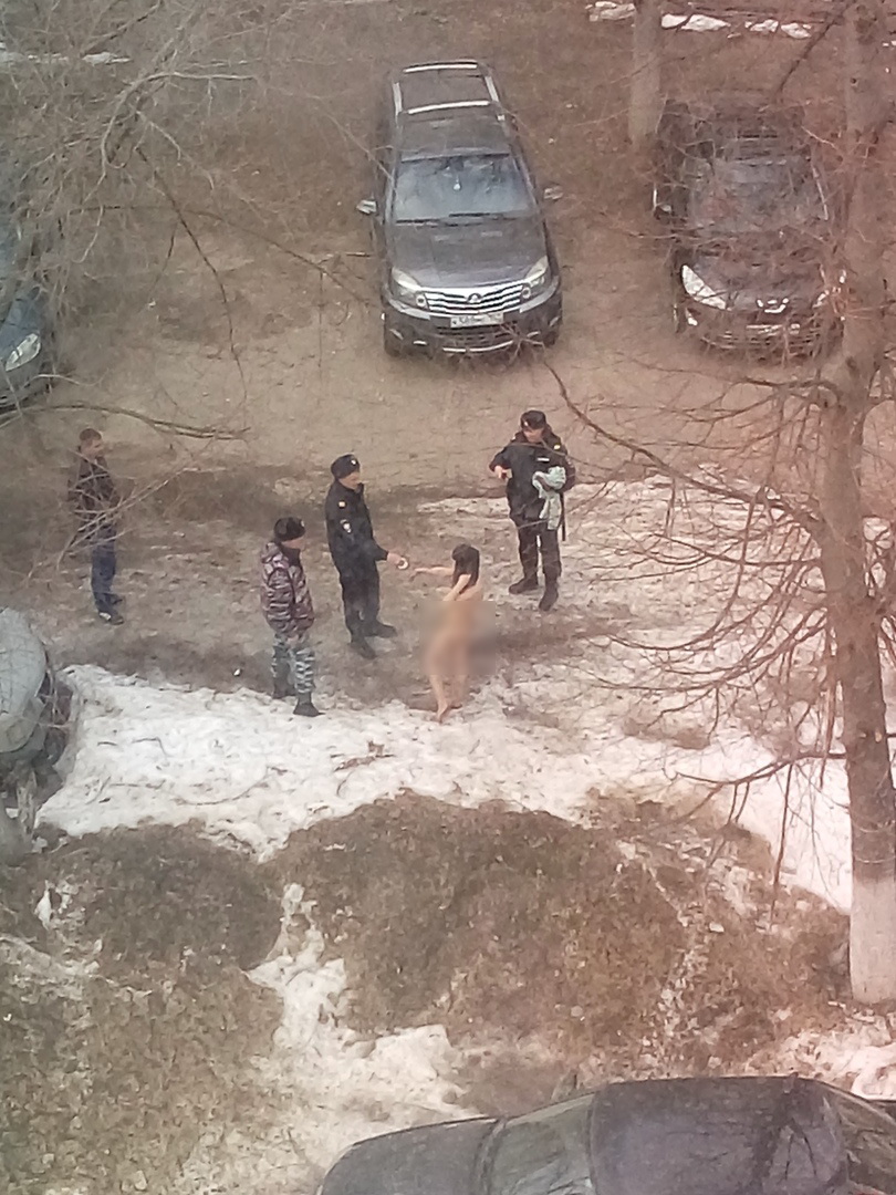 Весеннее обострение: голая девушка бегала и кричала по улице в Дзержинске (18+)
