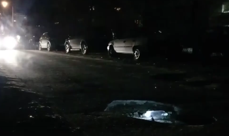 Житель Дзержинска сделал подсветку для ямы на дороге по улице Галкина