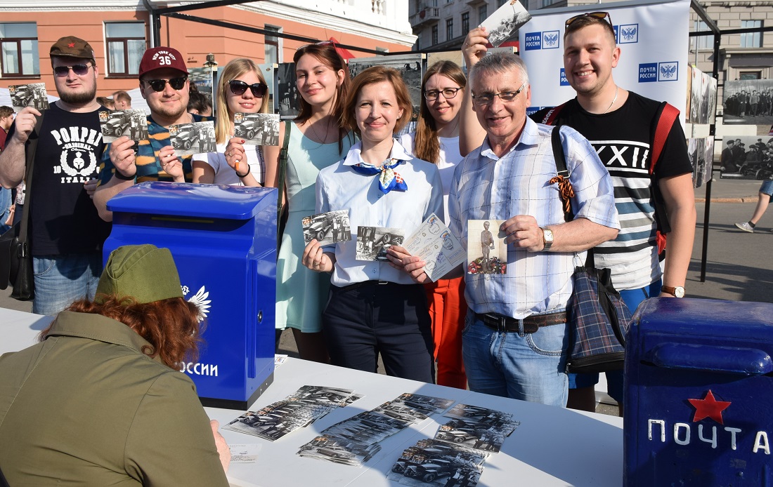 Нижегородцы в День Победы отправили с площади Минина около 7 тысяч тематических бумажных открыток