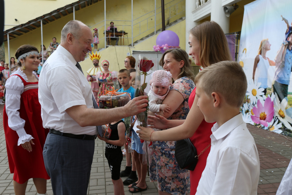 Евгений Лебедев поздравил юных жителей Бора с Днем защиты детей
