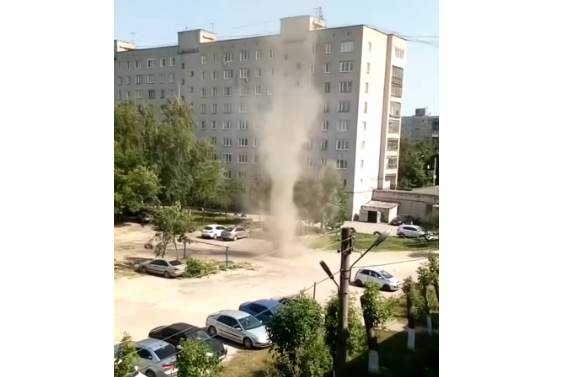 Пыльный вихрь зафиксировали на камеры жители Дзержинска