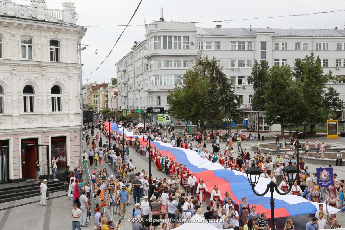 Стометровый флаг России пронесли по центру Нижнего Новгорода