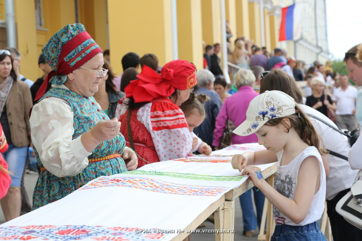 Рушник Дружбы вышивают в Нижнем Новгороде в День России