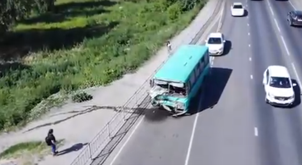 Появилось видео с места столкновения пассажирского автобуса и «ГАЗели» под Нижним Новгородом