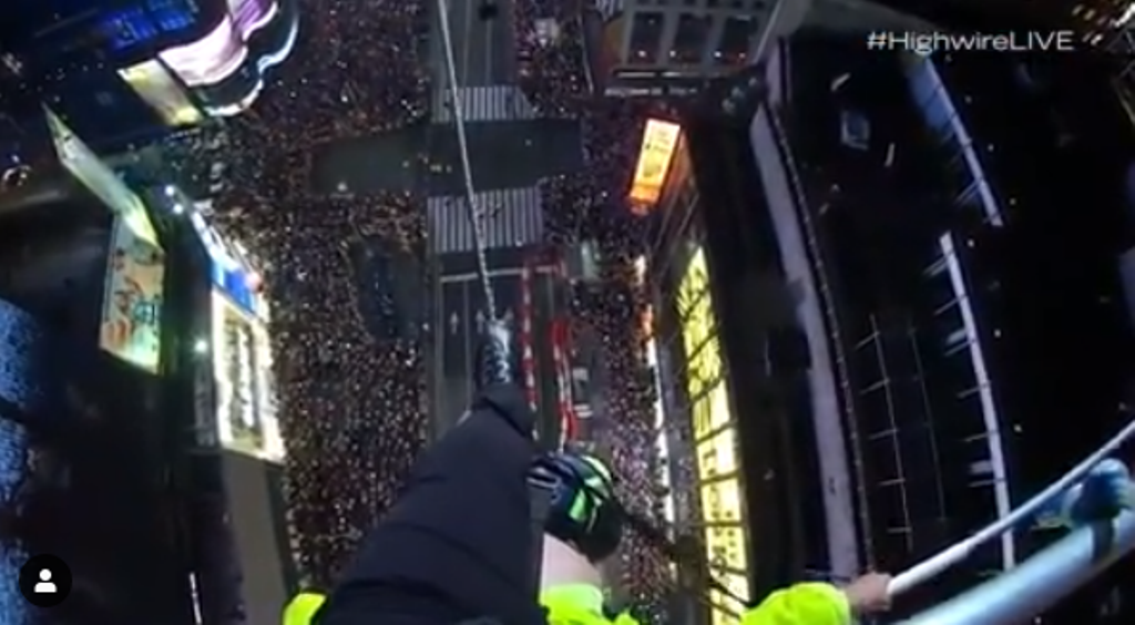 Люди над Нью-Йорком: эквилибрист прошел по канату между небоскребами над Таймс-сквер