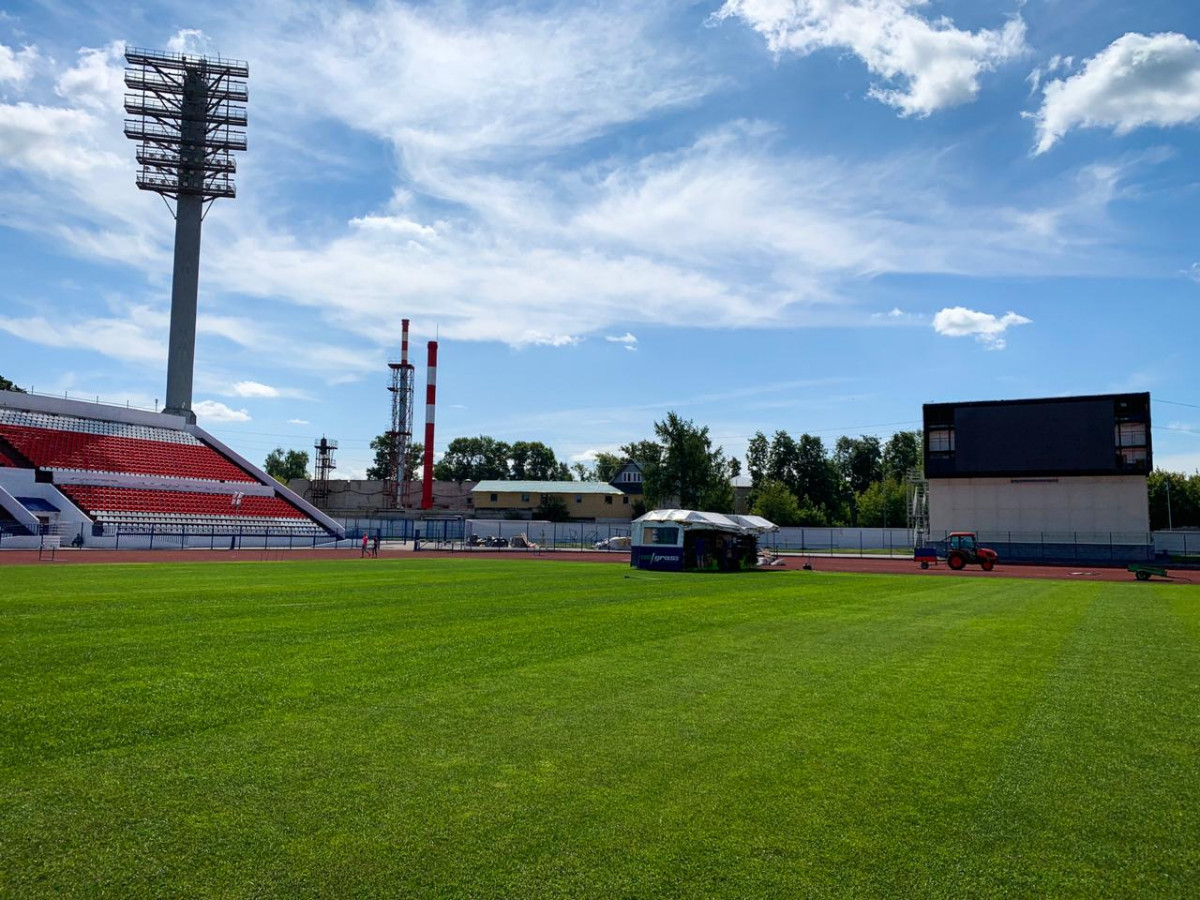 Прошивка футбольного поля началась на стадионе «Локомотив»