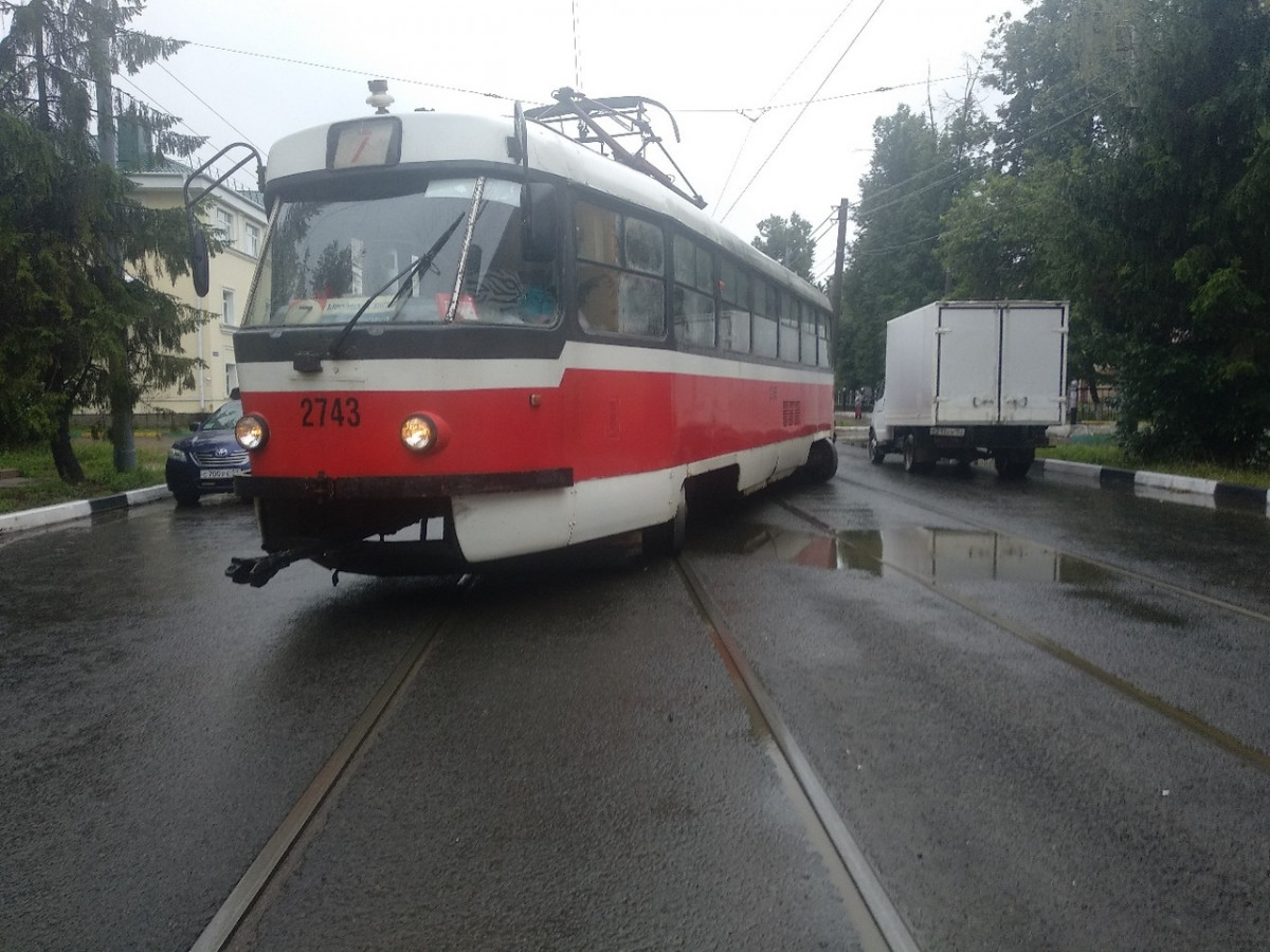 Трамвай №7 сошел с рельсов на улице Черняховского в Нижнем Новгороде