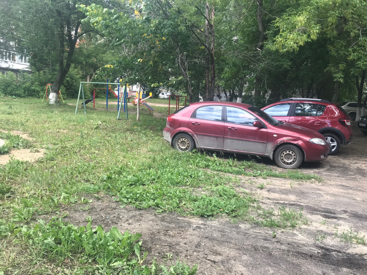Сразу 25 протоколов за парковку на газонах составили инспекторы в ходе рейда на улице Сурикова