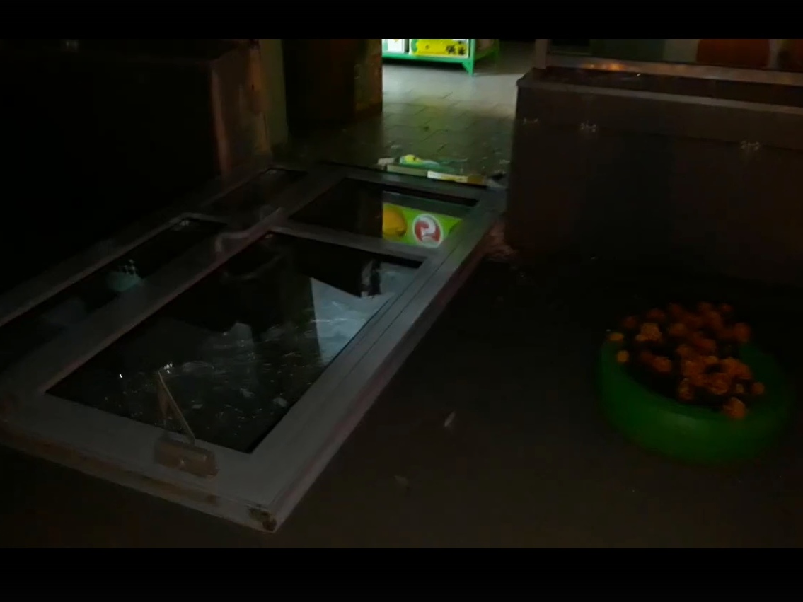 Неизвестные выломали дверь магазина ради продуктов в Нижнем Новгороде