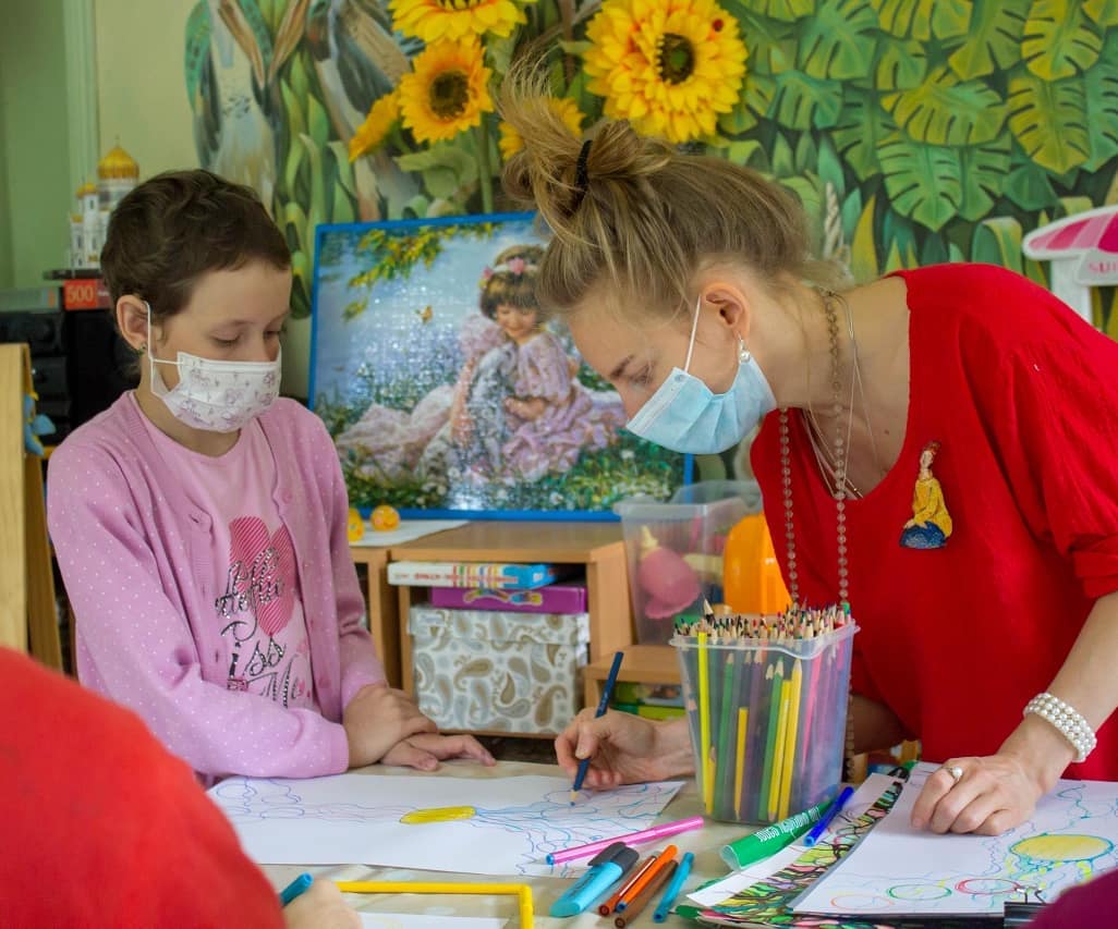 Художница Анна Тарасенко навестила онкобольных детей в Нижегородской областной больнице