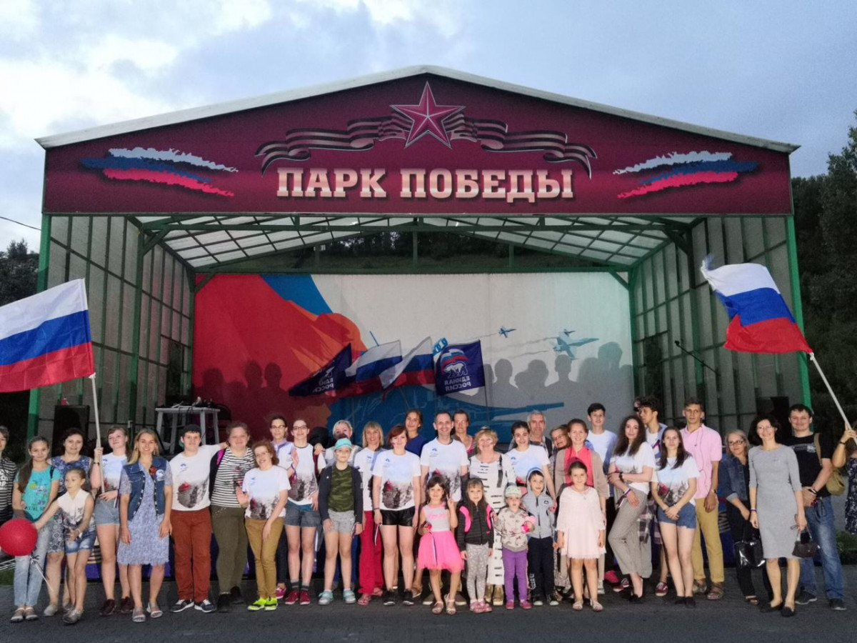Флешмоб в честь Дня российского флага состоялся в Нижнем Новгороде