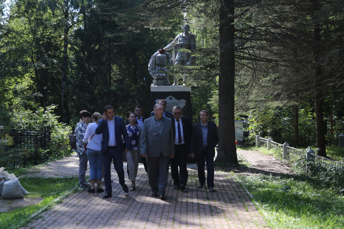 Депутаты предлагают привести в порядок мемориалы на нижегородских кладбищах