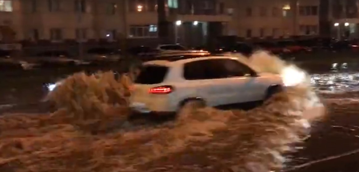 Улицы Нижнего Новгорода затопило дождем