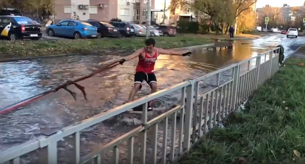 Нижегородский блогер прокатился на вейкборде по затопленной Гордеевке