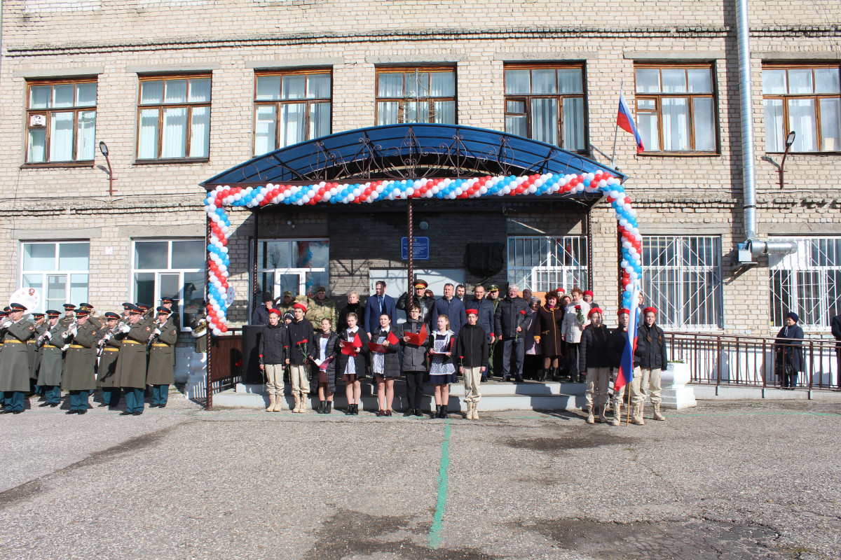 Мемориальную доску в память о Герое Отечества Василии Жидкове установили в павловской школе