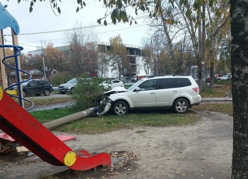 Пьяный водитель сломал десткую площадку в Автозаводском районе