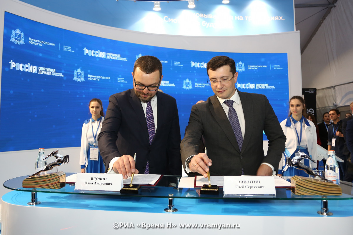 Глеб Никитин и президент Федерации скейтбординга России Илья Вдовин подписали соглашение о сотрудничестве