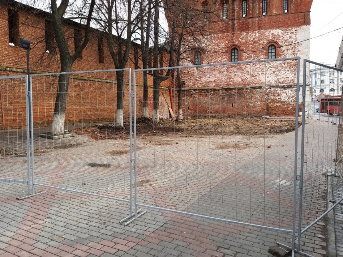 Появились фото с места снесенного кафе «Град-камень» на площади Минина и Пожарского