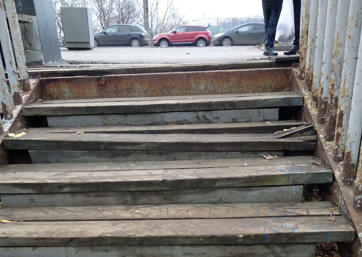 Жители жалуются на состояние деревянной лестницы возле Нижегородской ярмарки