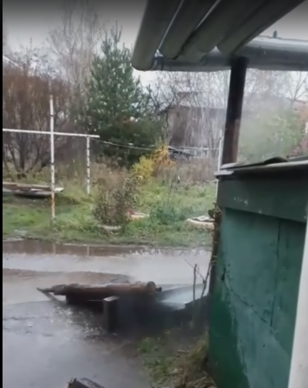 Гейзер из кипятка заливает жилой дом в Нижнем Новгороде