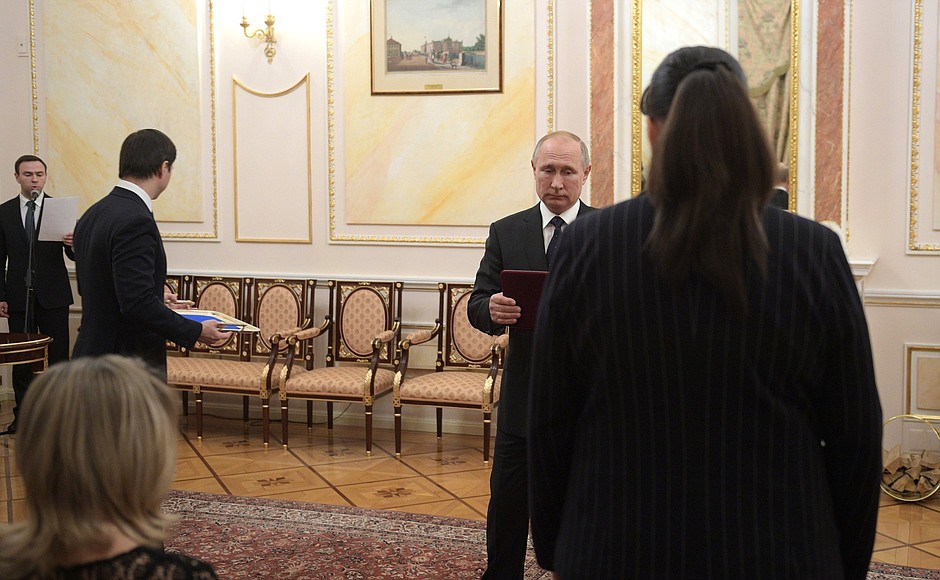 Владимир Путин вручил госнаграды семьям сотрудников из Сарова, погибших при ЧП под Северодвинском