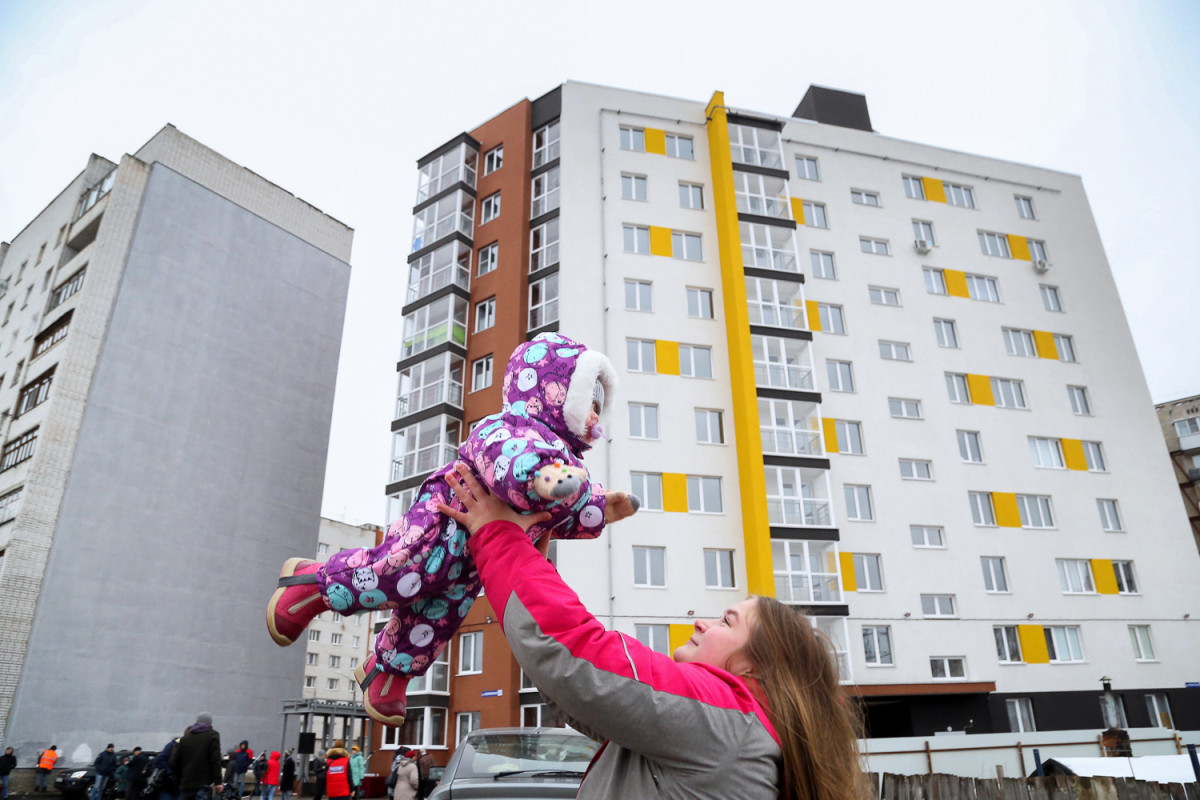 Владимир Панов вручил ключи от квартир детям-сиротам в Сормовском районе