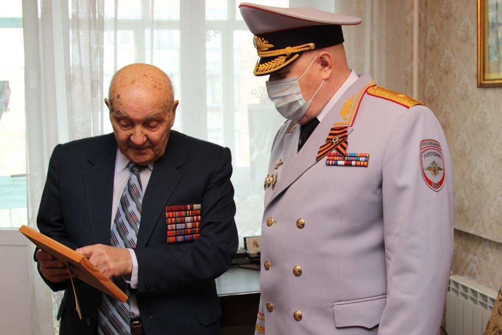 Руководитель нижегородского полицейского главка поздравил ветерана с Днём Победы