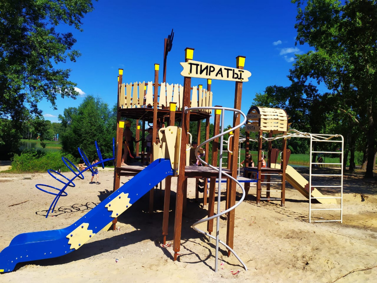 Детские площадки начали устанавливать в Светлоярском парке