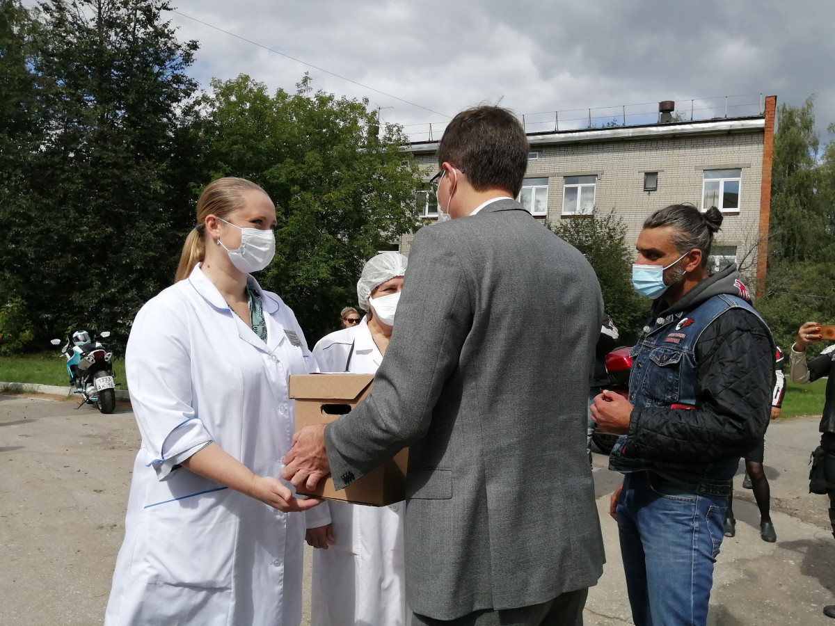 Нижегородским медикам из COVID-госпиталей вручили сертификаты «Карта героя»