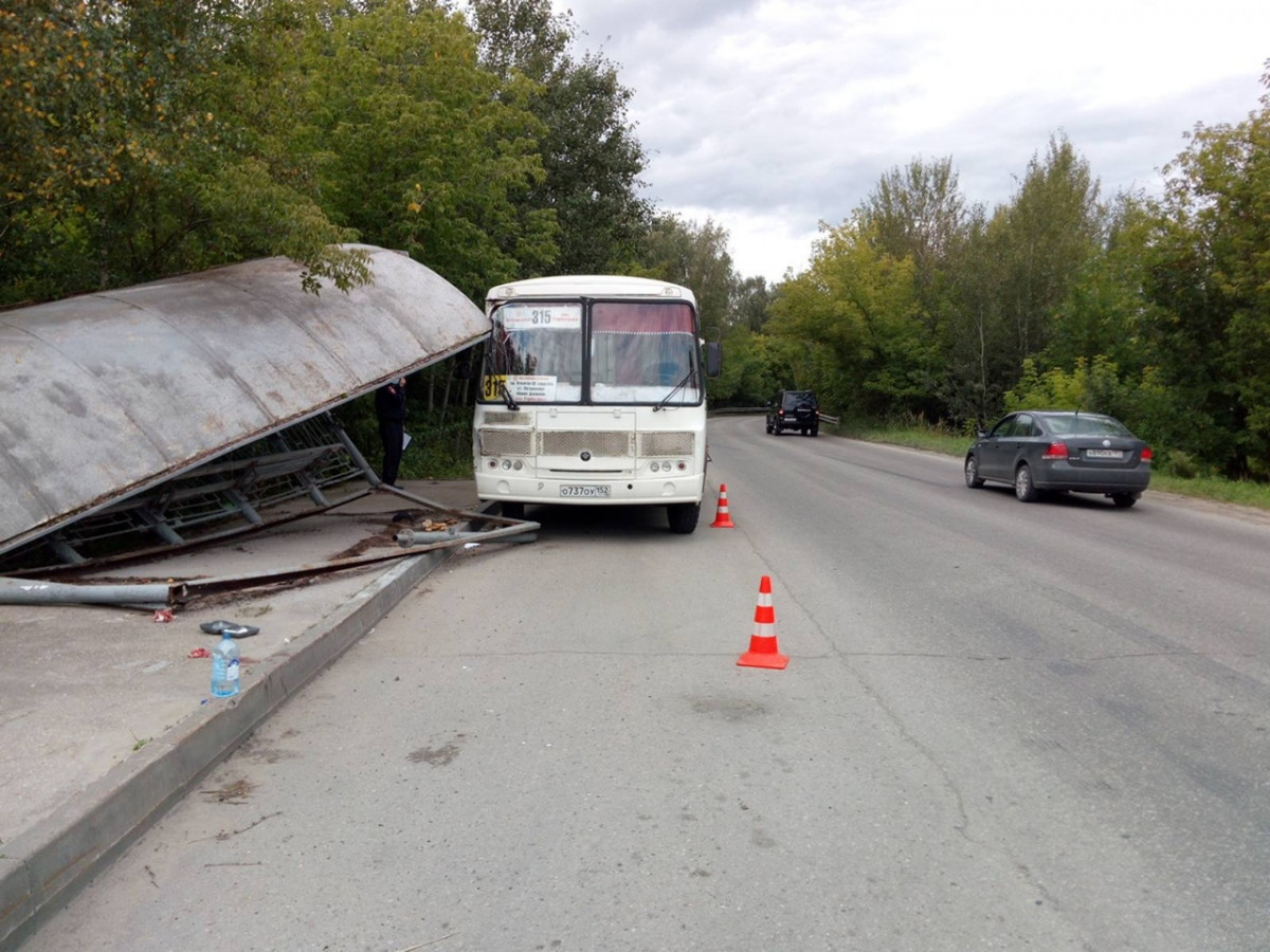 Автобус протаранил остановку с пешеходами в Нижнем Новгороде
