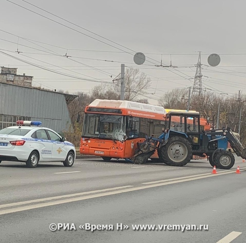 Рейсовый автобус протаранил трактор в Нижнем Новгороде