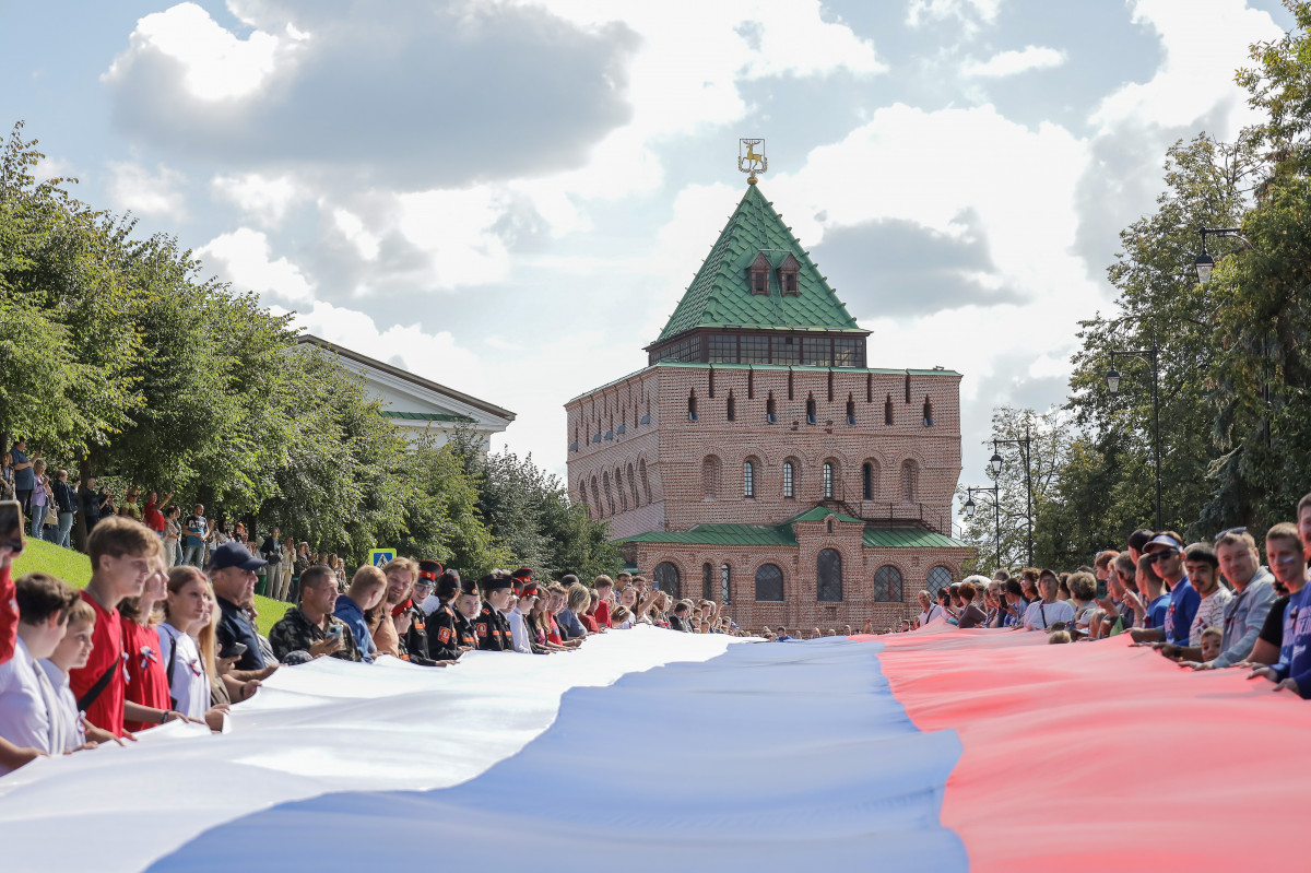 В Нижнем Новгороде прошел автомотопробег и развернули 100-метровый флаг в Кремле
