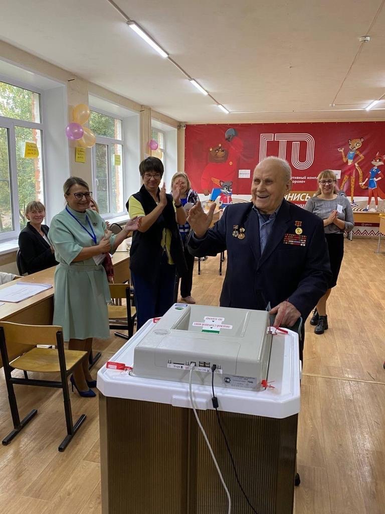 102-летний Николай Шишкин проголосовал на избирательном участке в Советском районе
