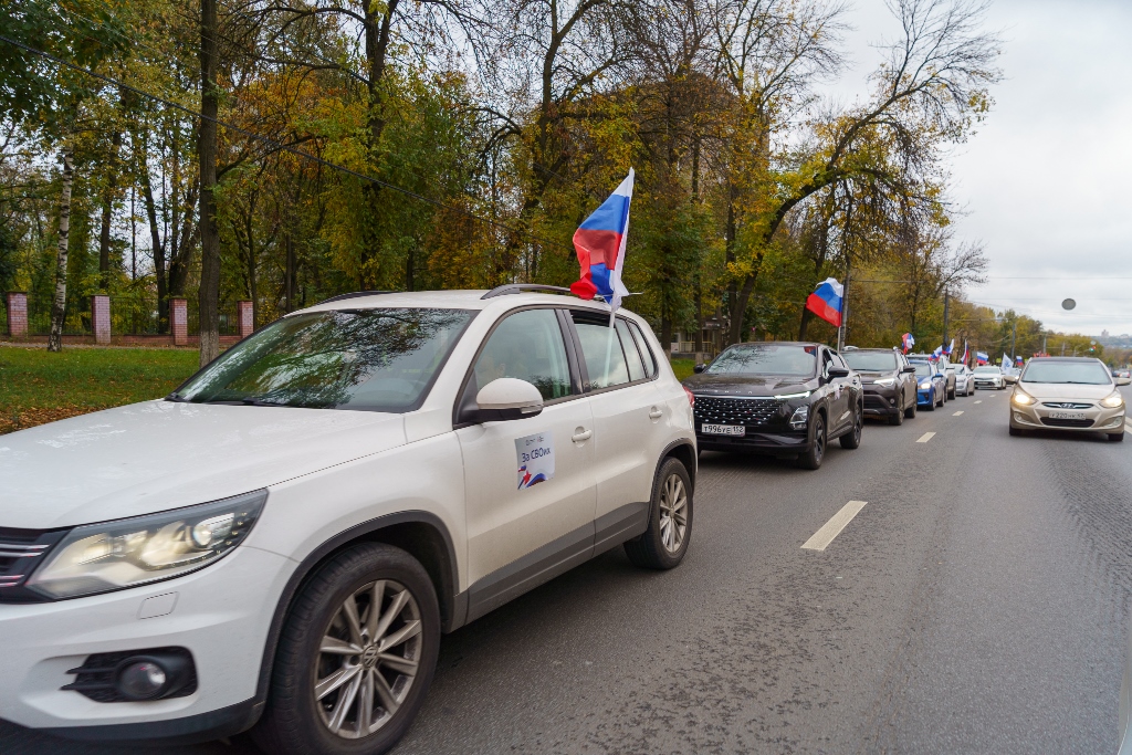 100 автомобилей приняли участие в патриотическом автопробеге «За СВОих» в Нижнем Новгороде