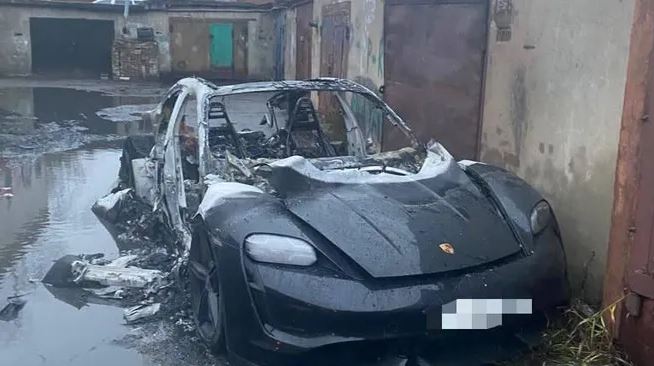 Неизвестные угнали от коттеджа Porsche Taycan и сожгли его в гаражах