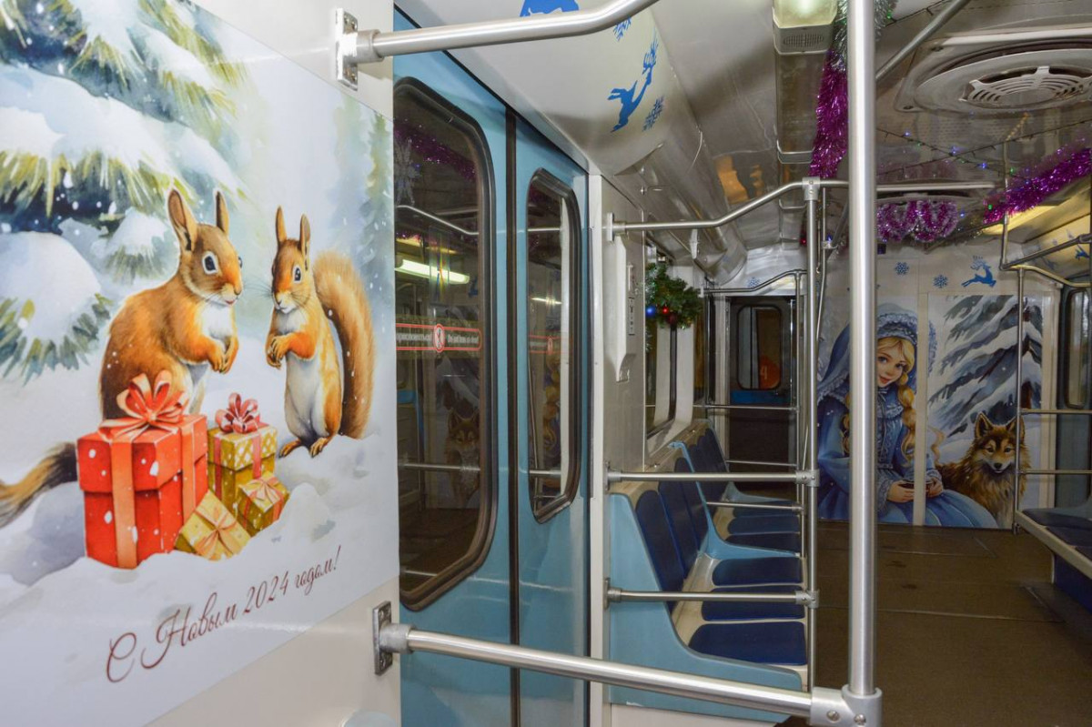 Вагоны нижегородского метро украсили к Новому году