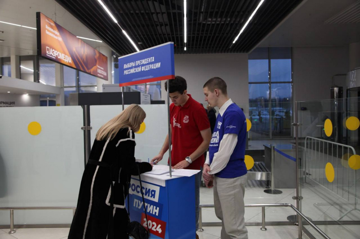 В Нижнем Новгороде на железнодорожном вокзале и в аэропорту проводится сбор подписей за кандидата в президенты Владимира Путина