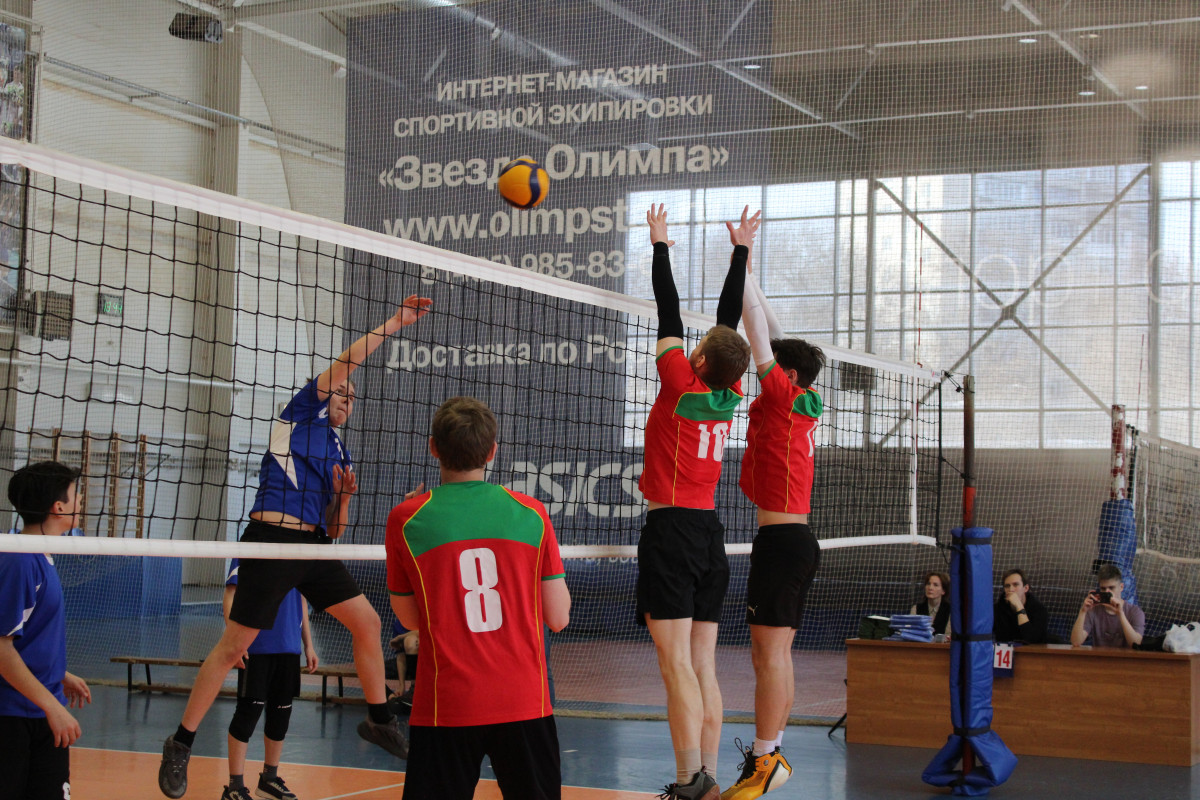 Команда школы № 32 победила в турнире по волейболу среди юношей в Приокском районе